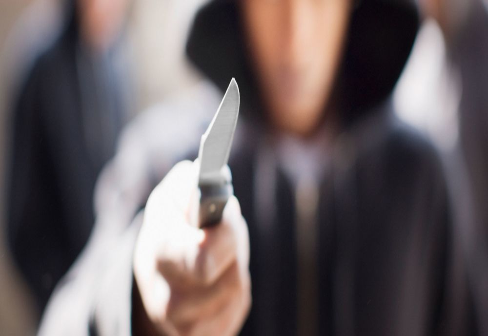 Un tânăr a intrat cu un cuțit în mână peste o bătrână din Popeni și a tâlhărit-o!