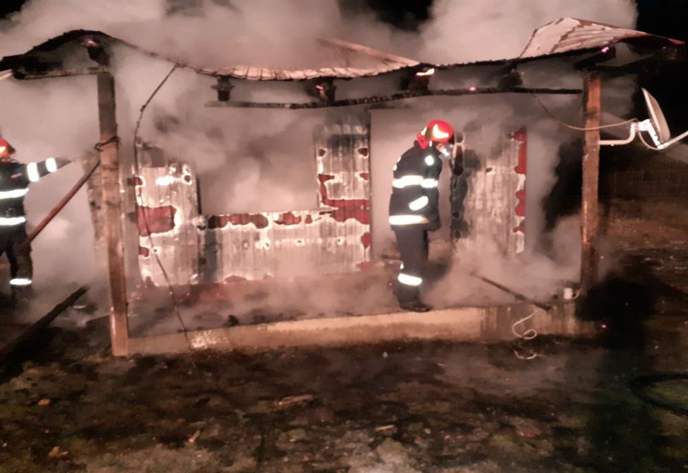 Locuință din Fâstâci, distrusă de un incendiu