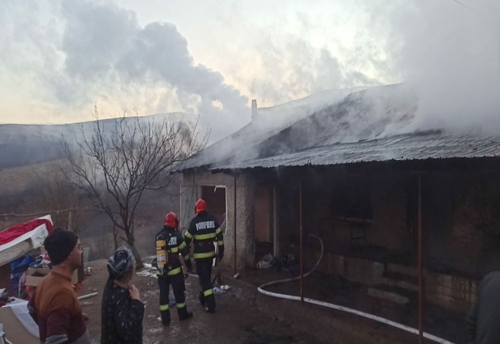 Incendiu la Lălești. Un tânăr dus la spital cu arsuri pe mâini