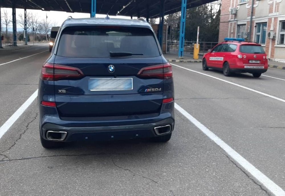 Autoturism de lux, căutat de autorităţile din Italia, descoperit la Albița