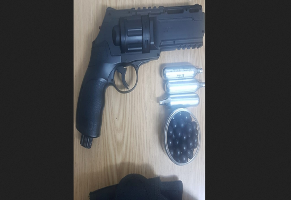 Vasluian cercetat penal după ce a fost prins pe stradă cu o armă neletală