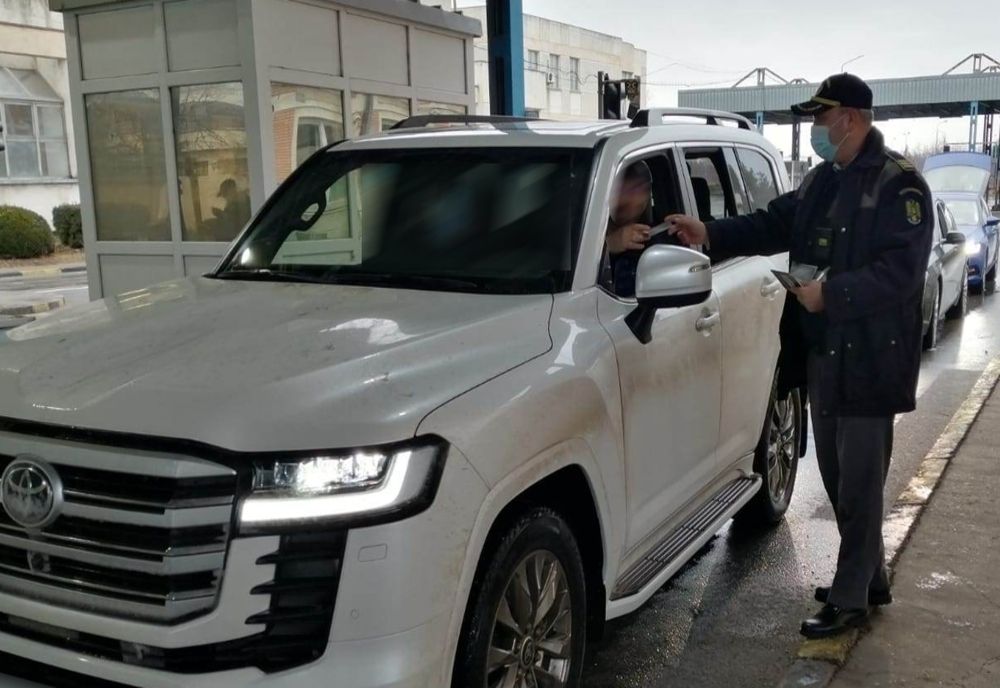 Două persoane care nu aveau dreptul de a conduce, surprinse la volan de polițiștii de frontieră hușeni