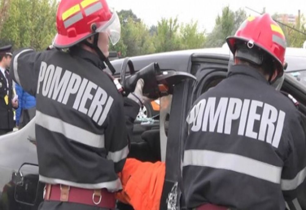 Accident la intrarea în Huși! Un șofer a rămas încarcerat