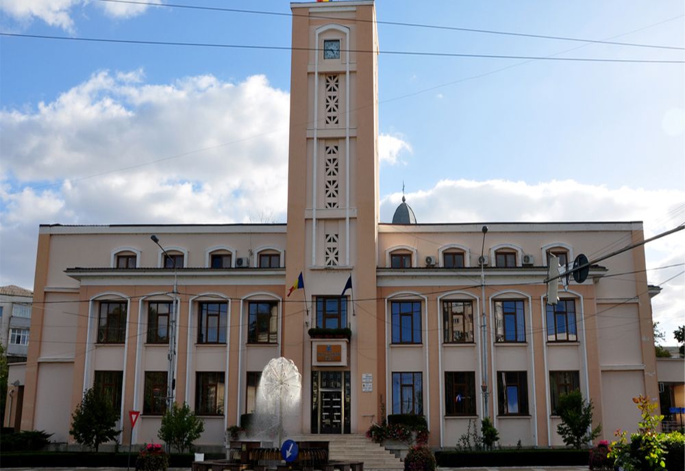 49.000 de lei, atât cheltuie Primăria pe închirierea unor utilaje pentru scoaterea cioatelor din Grădina Publică din Bârlad