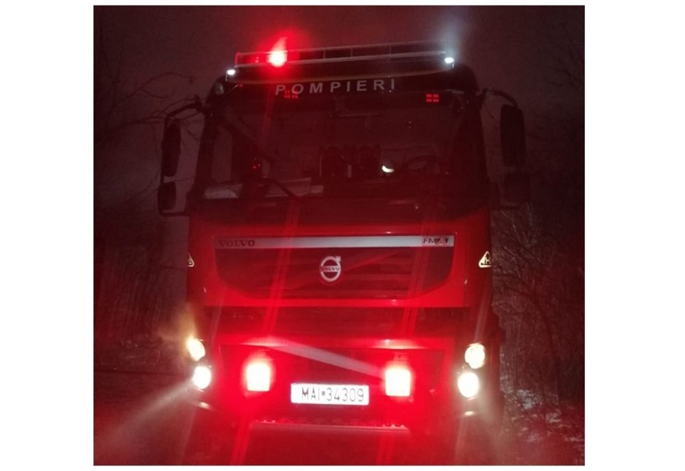 Pericol de explozie la o gospodărie cuprinsă de flăcări