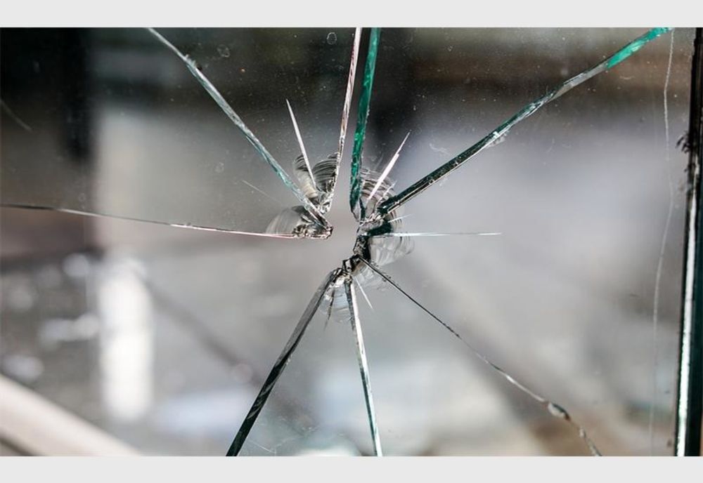 Scandal la Crângu Nou: doi bărbați au spart geamurile unui autoturism. Ce motiv au avut