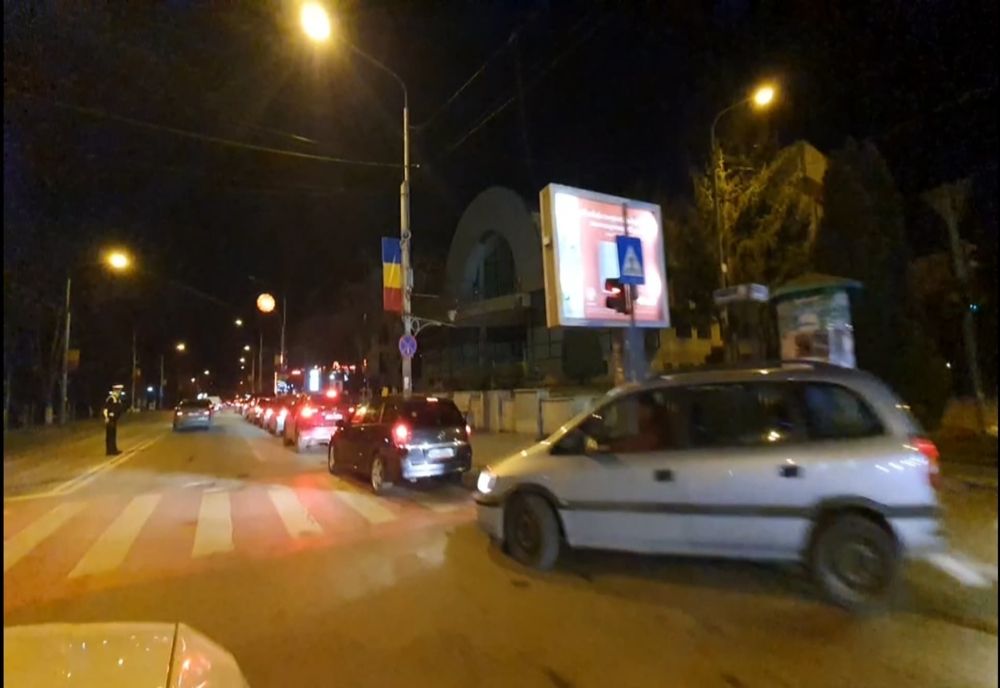 VIDEO - Isterie la benzinăriile din Bârlad: sute de șoferi, în coloane, din cauza unui FAKE NEWS!