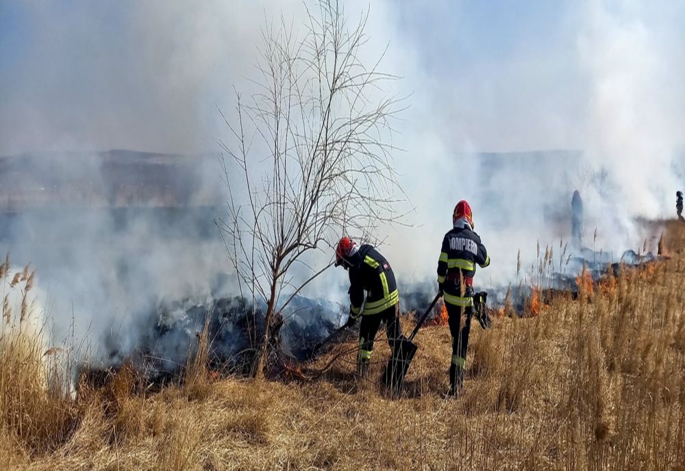 Incendiu violent între două centre comerciale din Vaslui