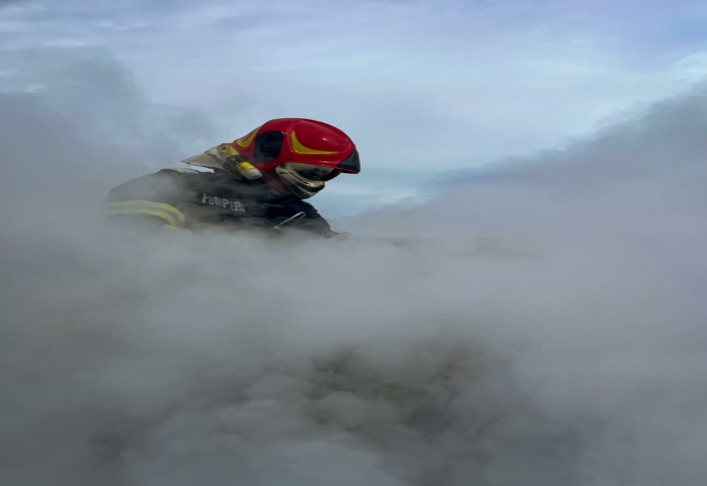 Mașină în flăcări pe un drum din Vaslui! Pasagerii au reușit să se evacueze