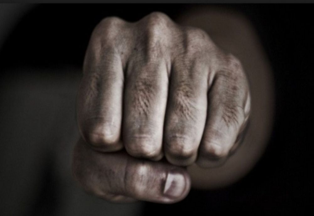 Doi frați din Solești arestați după ce au bătut un bărbat pe terasa unui bar