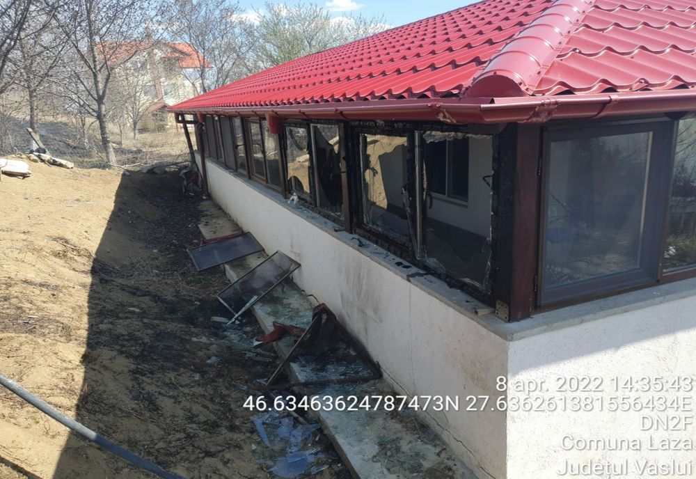 Gospodărie cuprinsă de flăcări de la un incendiu de vegetație la Laza