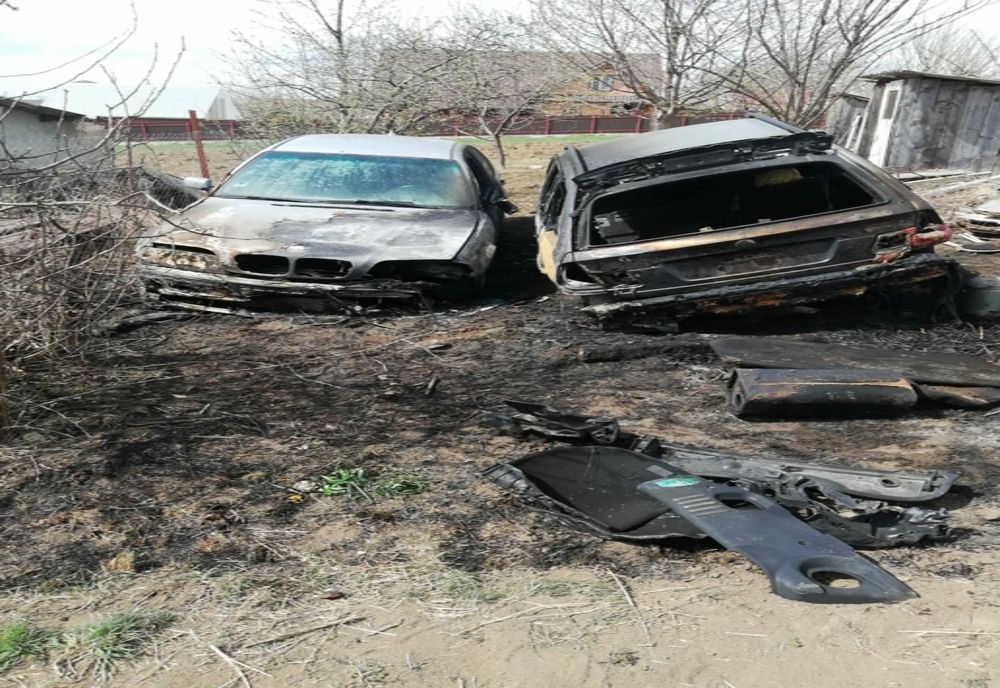 Două autoturisme făcute scrum de un incendiu 