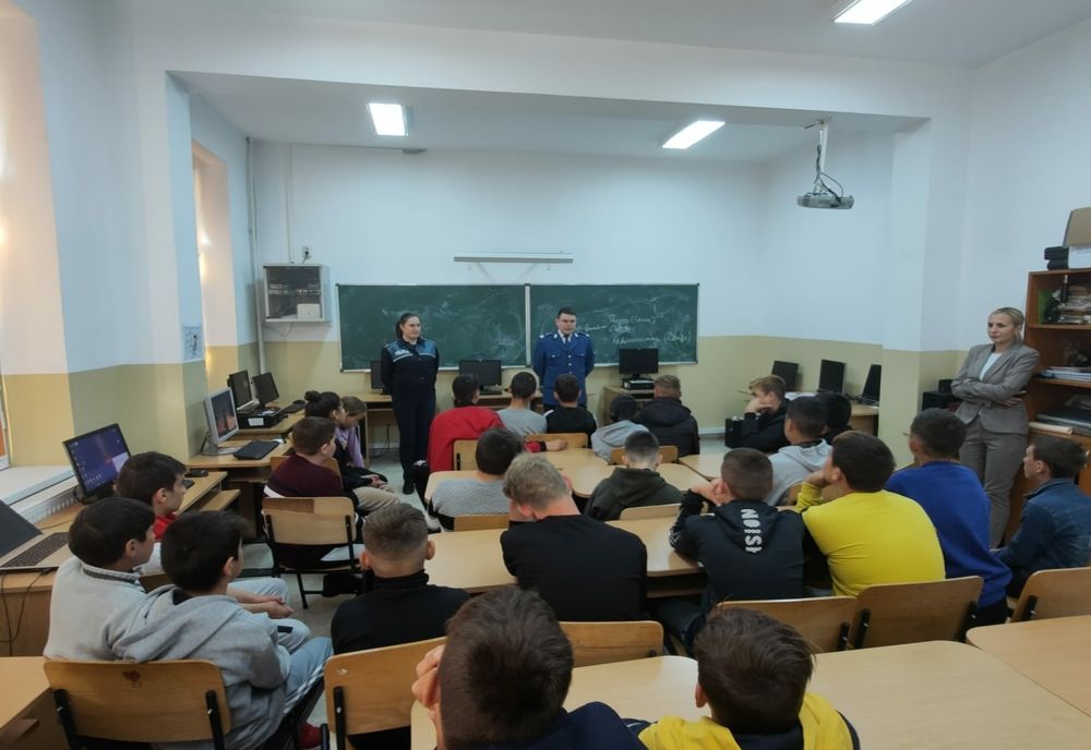 Activități preventive desfășurate  de jandarmii vasluieni la Școala Gimnazială din localitatea Ștefan cel Mare