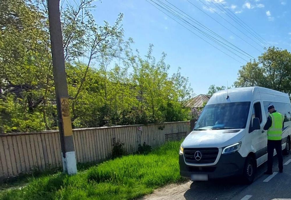 Conducea o autoutilitară, deşi avea dreptul de a conduce suspendat