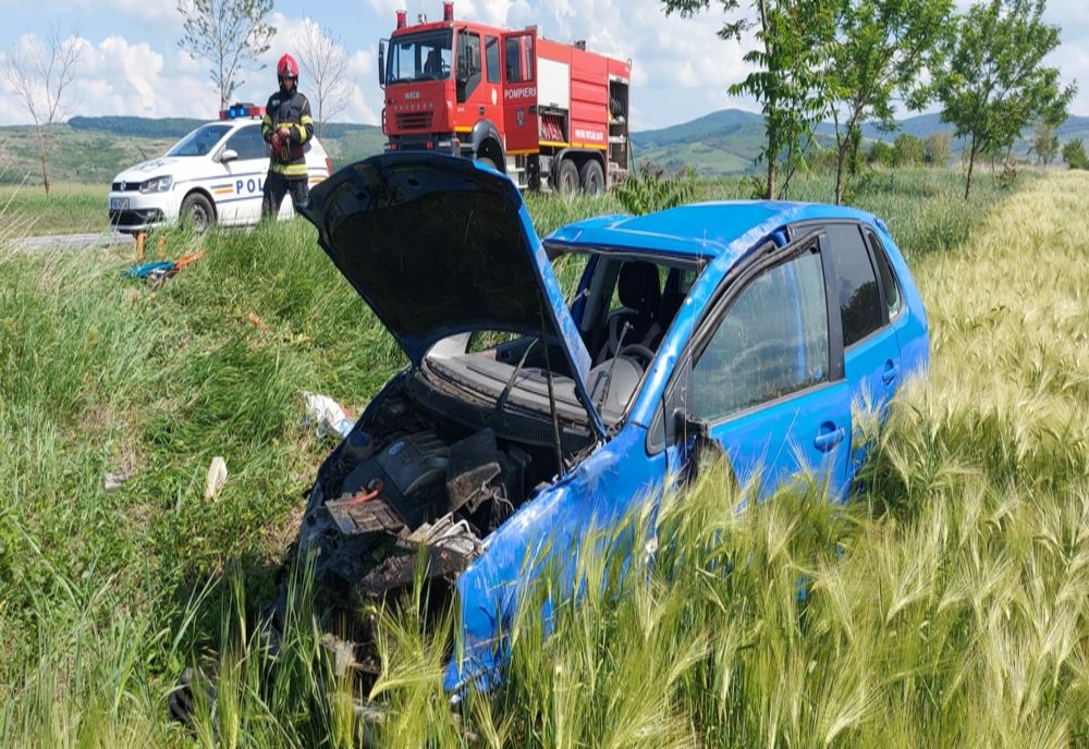 Accident rutier la Miclești. Șoferul, aruncat din mașină pe câmp