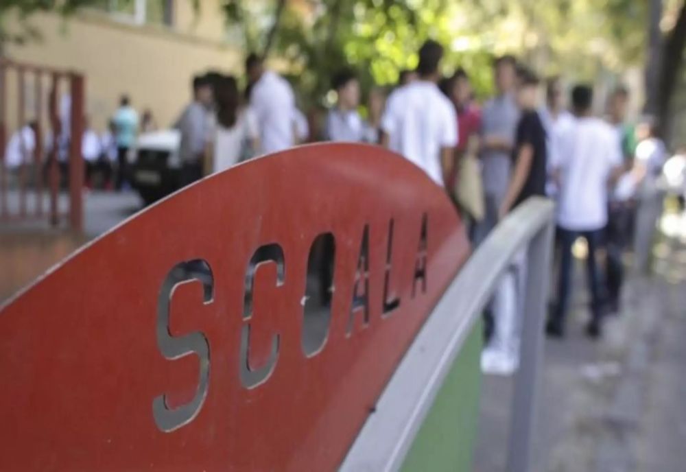 Proiect PNL depus în Parlament şi semnat şi de parlamentari PSD: Directorii unităţilor de învăţământ, obligaţi să cunoască limba română