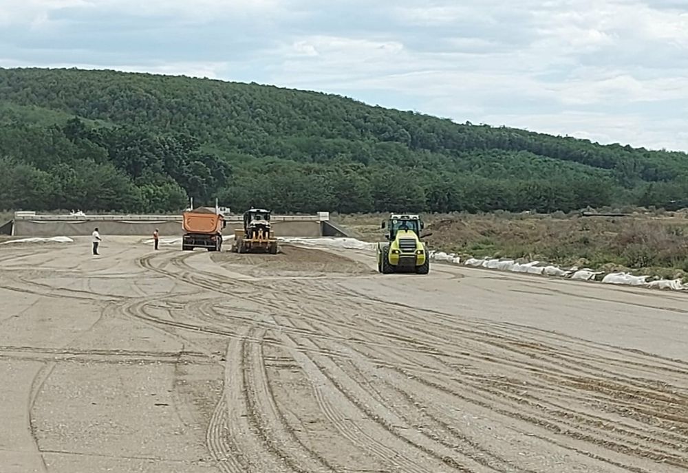 Se lucrează intens la șoseaua de centură a Bârladului: 60 de muncitori și 60 de utilaje, pe șantierul de la marginea orașului!