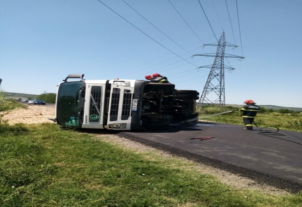 Accident în Vaslui! Un TIR încărcat cu viscere s-a răsturnat