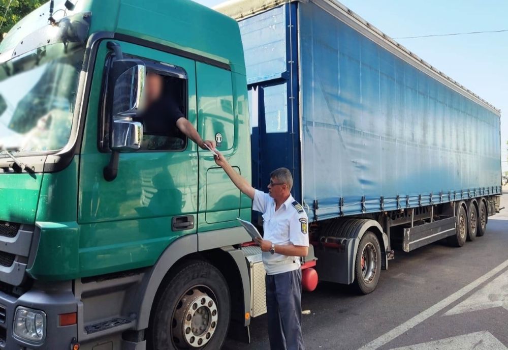 Remorcă cu număr fals de înmatriculare, depistată în trafic