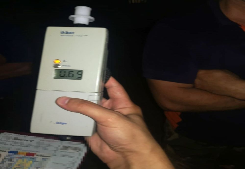 Un hușean a urcat beat la volan și a ieșit cu mașina în decor. Ce alcoolemie avea