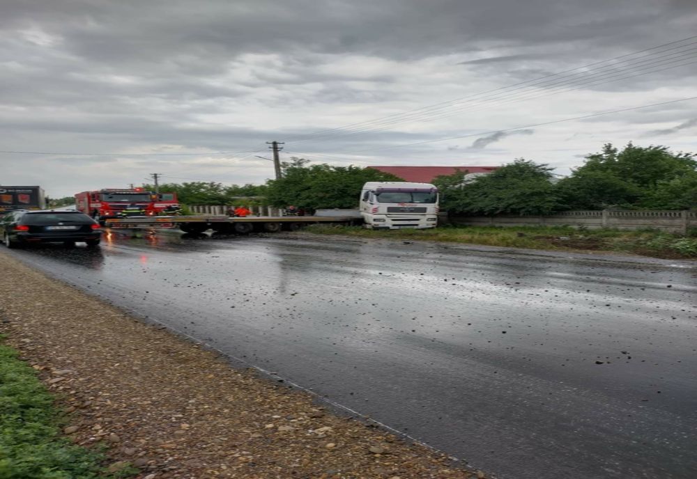 TIR răsturnat pe un drum din Vaslui 