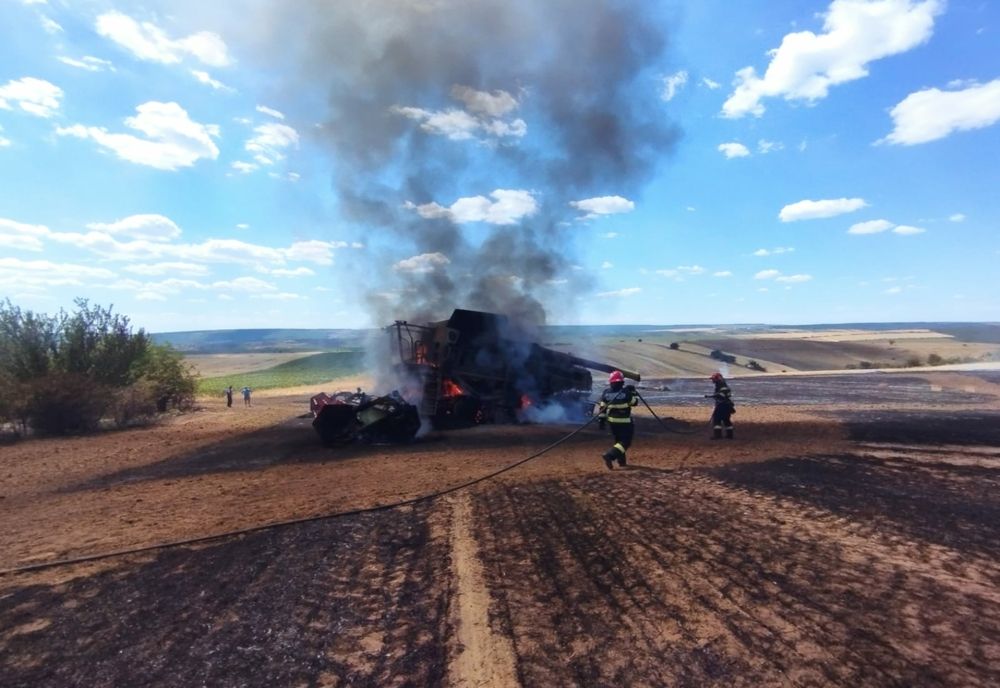 Combină agricolă făcută scrum în comuna Bogdănești. Intervenția pompierilor a făcut ca proporțiile incediului să fie limitate