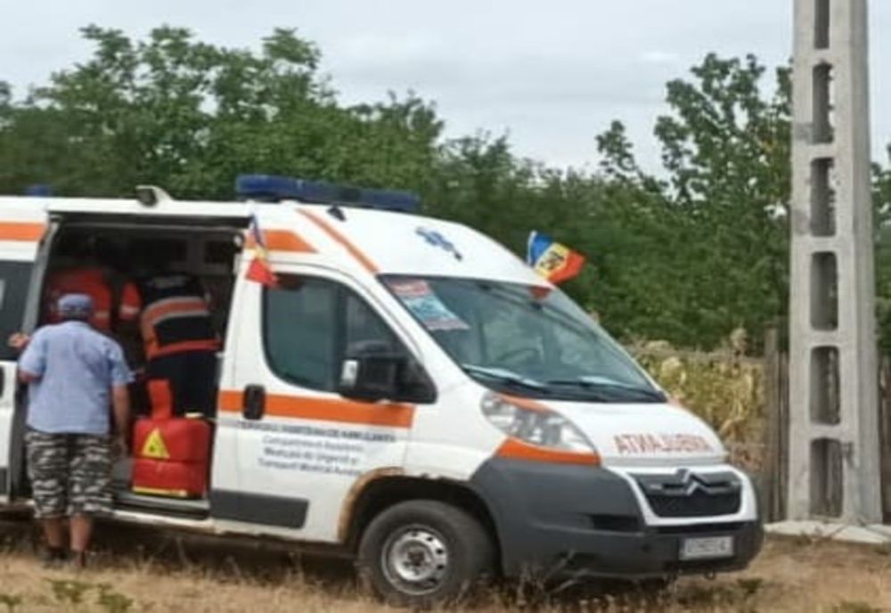 Un bărbat de 90 de ani s-a ales cu arsuri pe corp după ce a încercat să stingă incendiul care i-a cuprins gospodăria