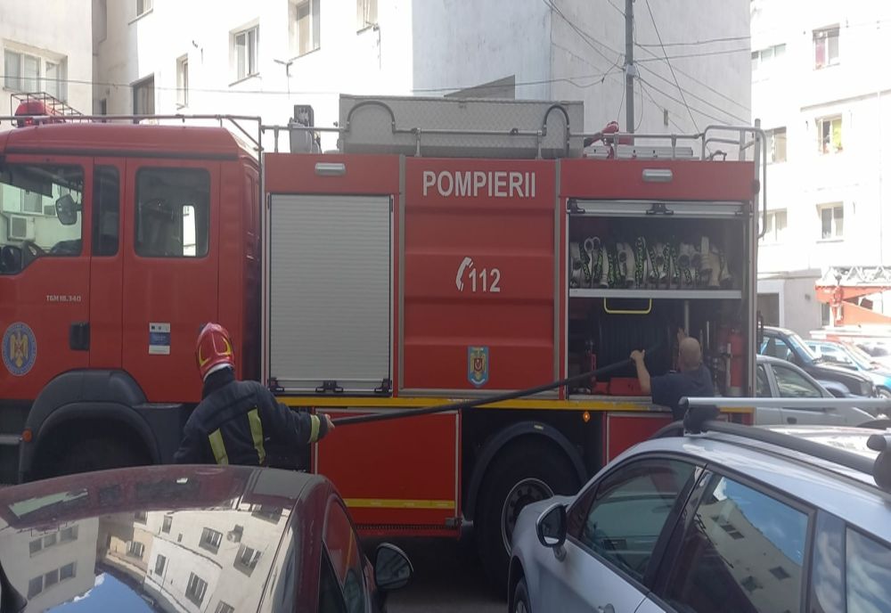 Intervenția pompierilor pentru a stinge un incendiu în Vaslui, îngreunată de mașinile parcate necorespunzător