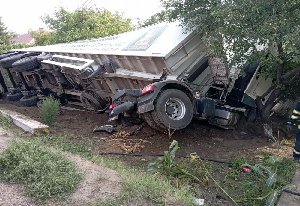 TIR răsturnat la Muntenii de Jos. Participanții la trafic au stins incendiul izbucnit în urma accidentului rutier