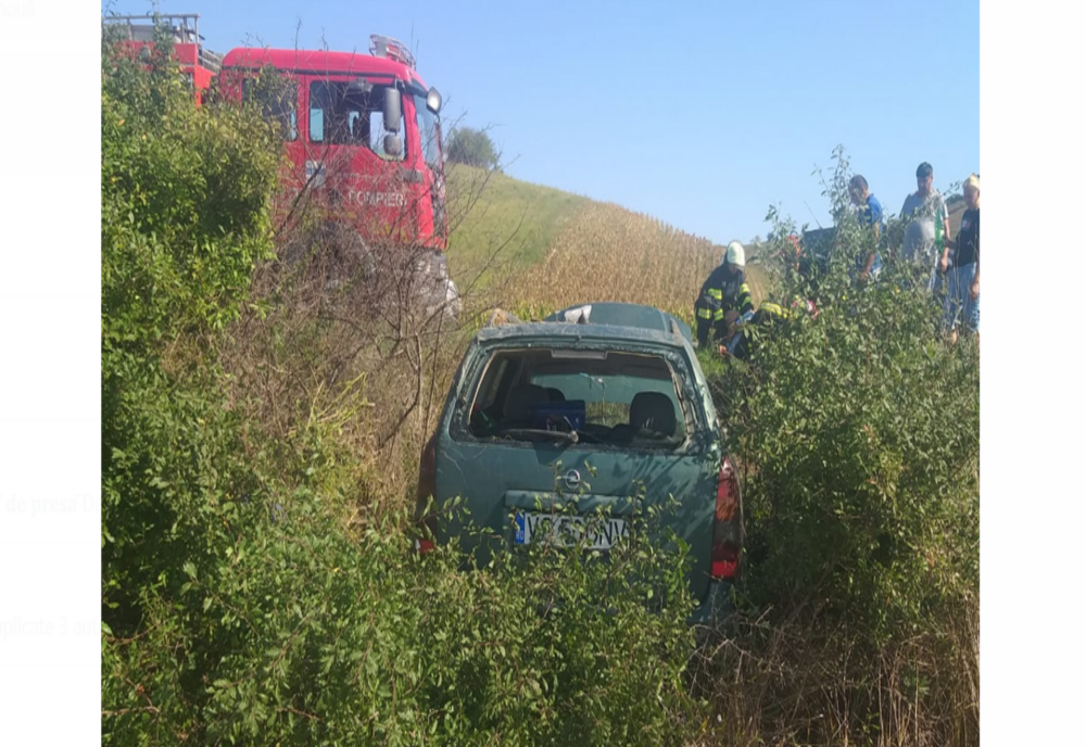 Un șofer de 72 de ani a ajuns la spital după ce a ieșit cu mașina în decor 