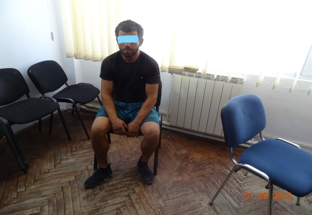 Scene desprinse dintr-un film porno, în văzul tuturor în Piața din Bârlad. Protagoniștii, două persoane fără adăpost