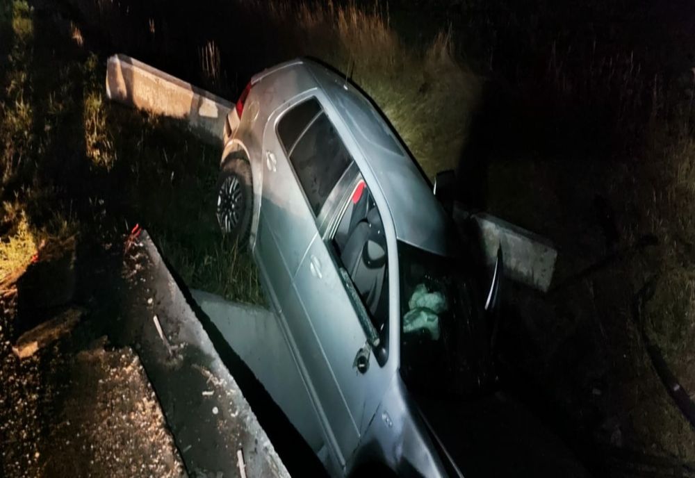 A evitat un pieton și s-a răsturnat cu mașina! Patru persoane au ajuns la spital