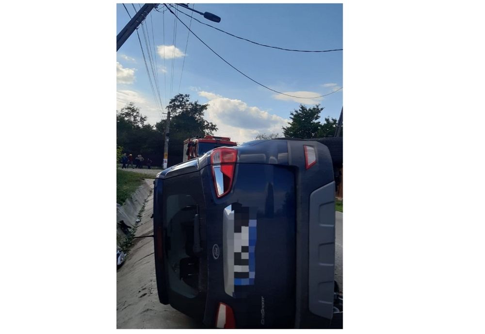 Un șofer a văut moartea cu ochii: a rupt un stâlp de electricitate și s-a răsturnat cu mașina