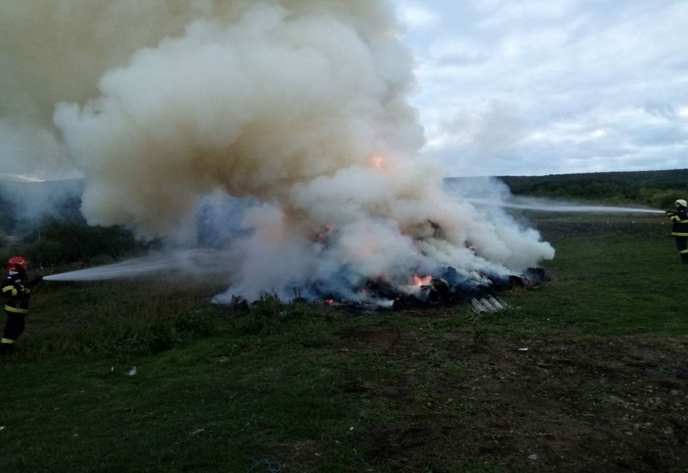 S-au jucat cu focul și au incendiat un depozit de furaje