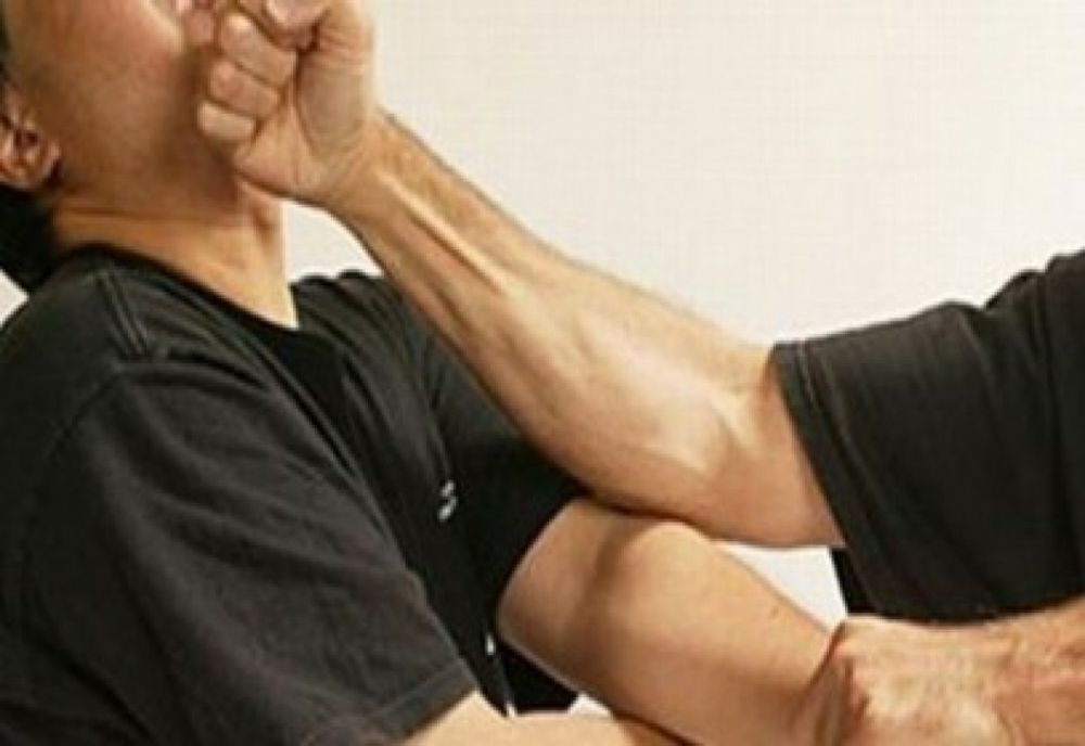 Doi bărbați s-au bătut pe o stradă din Bârlad. Unul a ajuns la spital, celălalt la poliție