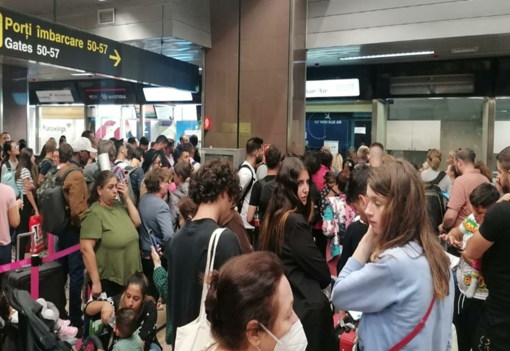 MAE anunță că peste 620 de români afectați de anularea zborurilor Blue Air au solicitat sprijin să revină în țară