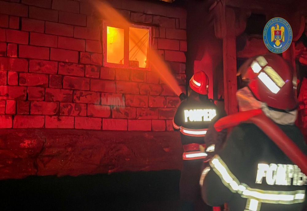Casa unei bătrâne din Huși, cuprinsă de flăcări
