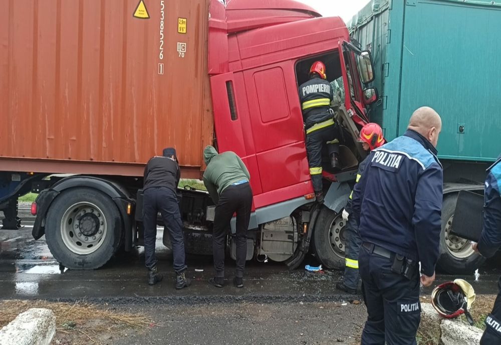 Carambol între două TIR-uri și un autoturism la ieșire din Tutova. Un bărbat a ajuns la spital