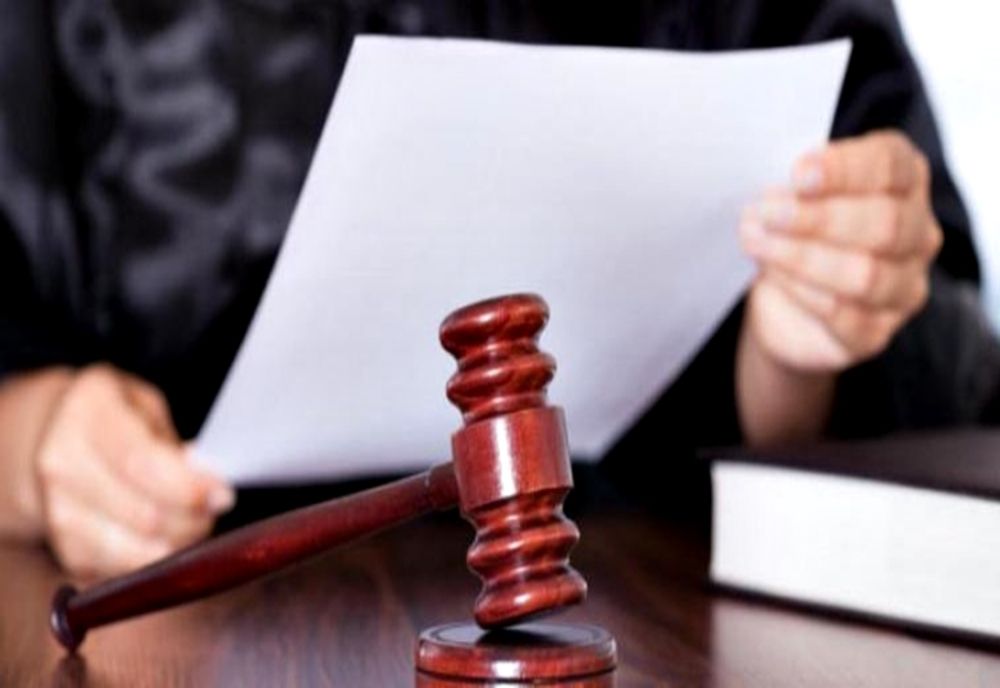 Un bărbat de 32 de ani s-a îmbătat și și-a bătut tatăl. Acum riscă să ajungă în arest