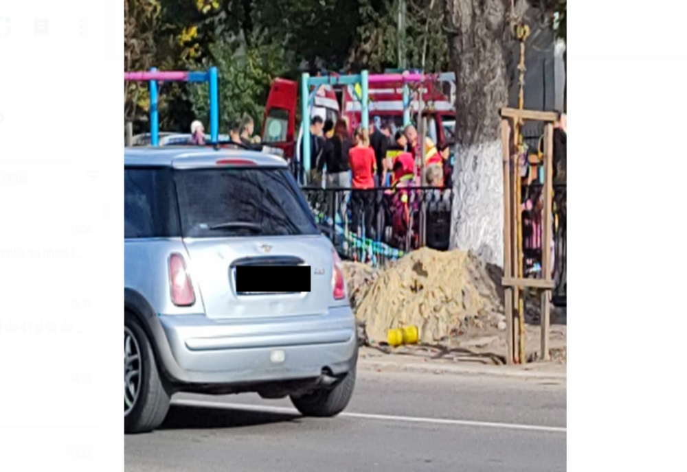 Un copil lovit de leagăn în parcul „Victor Ioan Popa”. Părinții au sunat la 112