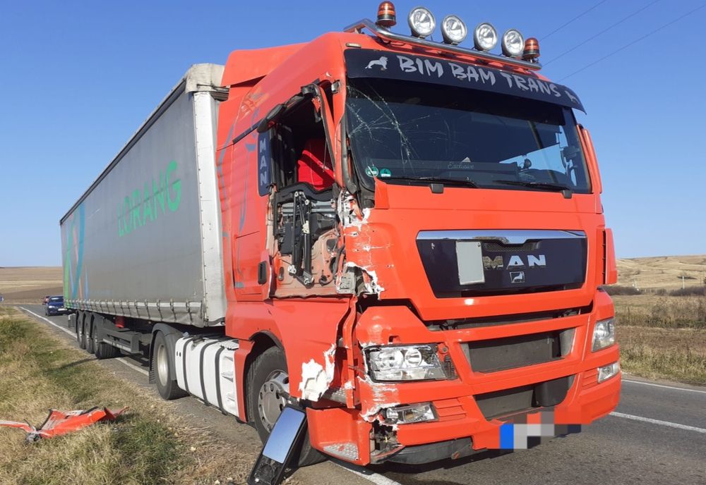 TIR lovit un tren la Grivița 