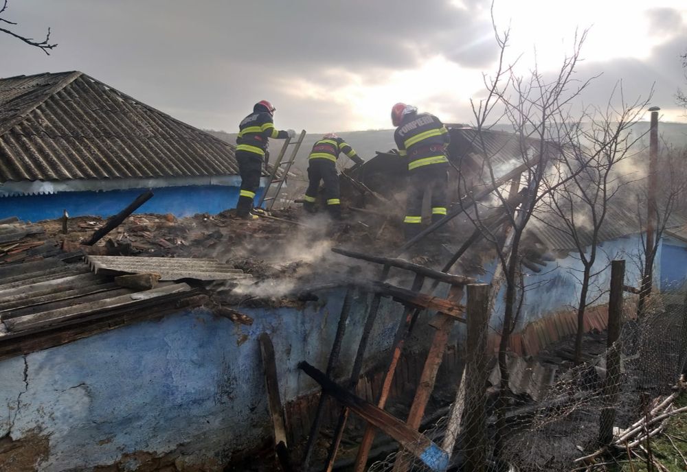 O femeie de 91 de ani a suferit un șoc când și-a vazut locuința în flăcări. Pompierii au intervenit la timp