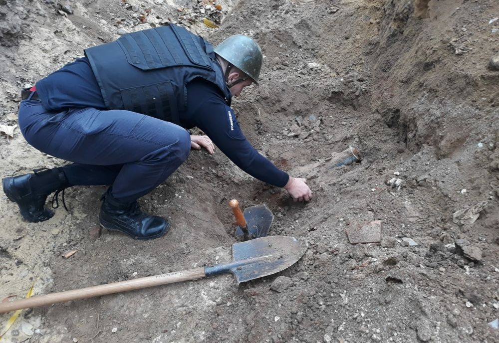 Descoperire periculoasă a unor muncitori care efectuau lucrări de instalare a unor cabluri electrice subterane