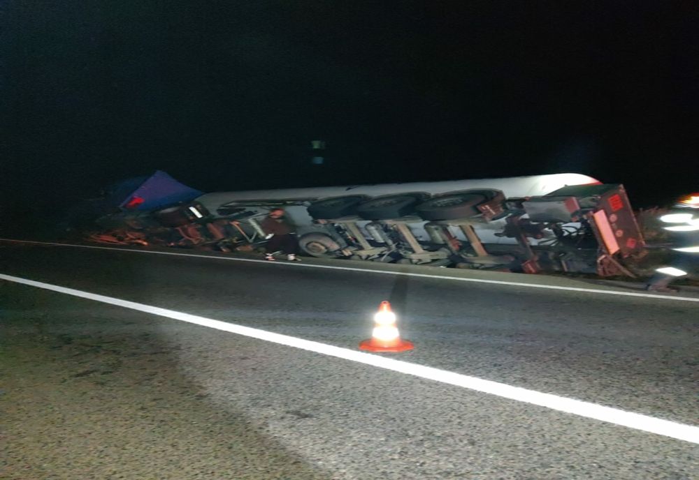 O cisternă încărcată cu GPL s-a răsturnat în Vaslui