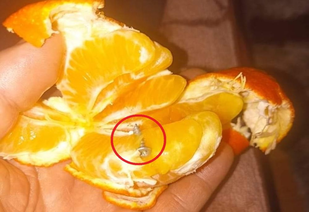 ȘOCANT! Un bârlădean a găsit la timp un șurub introdus cu intenție într-un fruct. A fost la un pas să i-l dea copilului