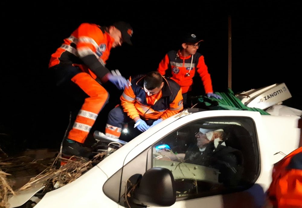 Accident rutier la Sârbi: o dubiță s-a izbit de remorca cu baloți a unui tractor. FOTO&VIDEO