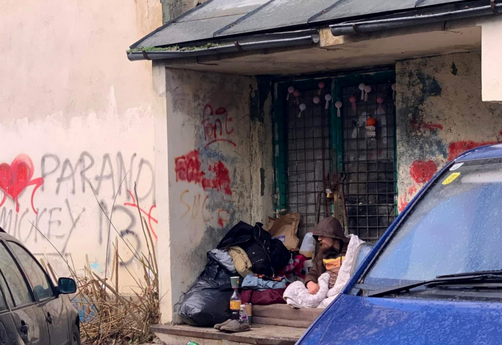 IMAGINEA ZILEI. Ușa unei clădiri abandonate „brad” pentru un om al străzii din Bârlad!