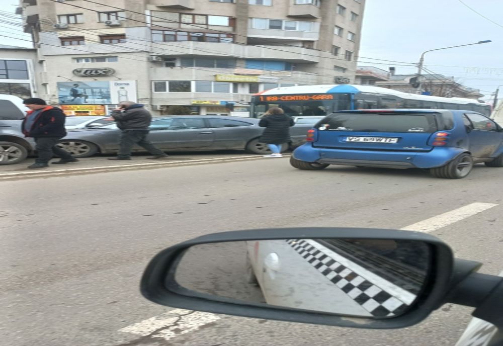 Carambol pe o stradă din Bârlad! a fost implicat și un autobuz de transport persoane