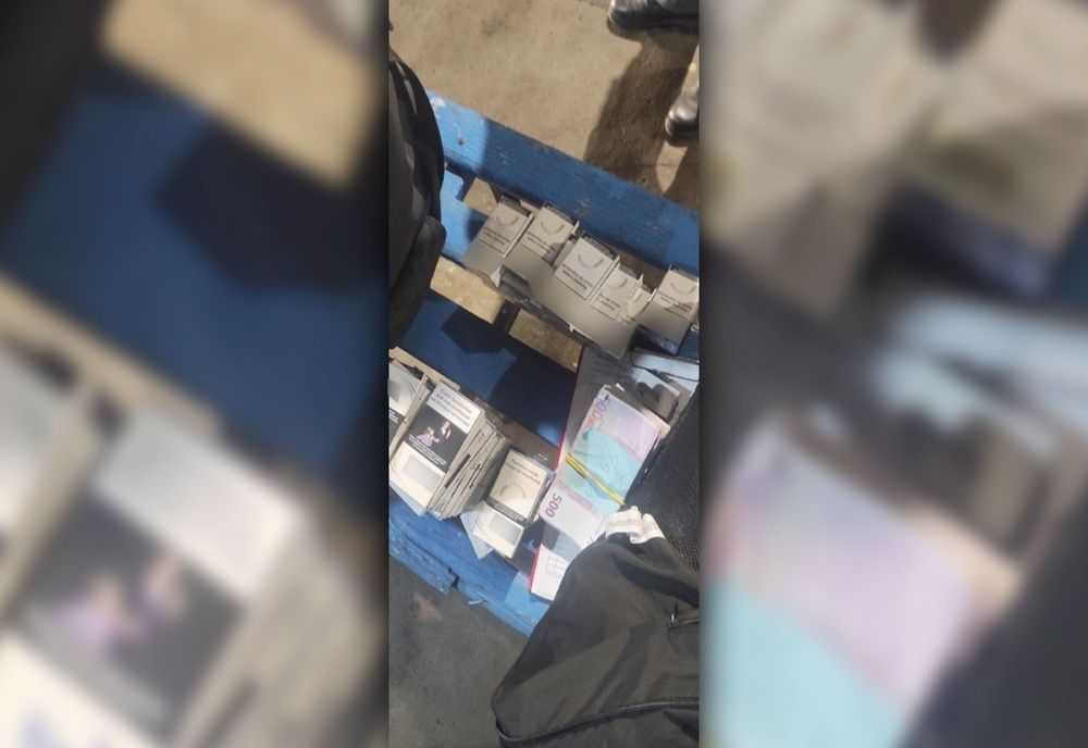 Valută și țigări de contrabandă, nedeclarate și ascunse pe corp și în șosete