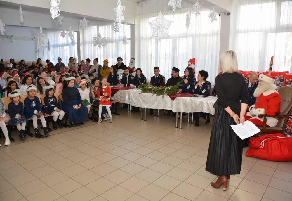 Polițiștii vasluieni au jucat rolul de Moș Crăciun pentru copiii de la Centrul Şcolar pentru Educaţie Incluzivă Negrești